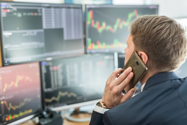 Blick über die Schulter des Börsenhandels online, Gespräche auf dem Handy. — Stockfoto