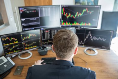 Stok komisyoncu online ticaret omuz görünümü üzerinde.