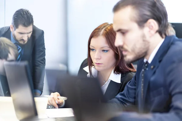 Empresários no escritório moderno. — Fotografia de Stock