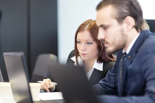 Empresários no escritório moderno. — Fotografia de Stock