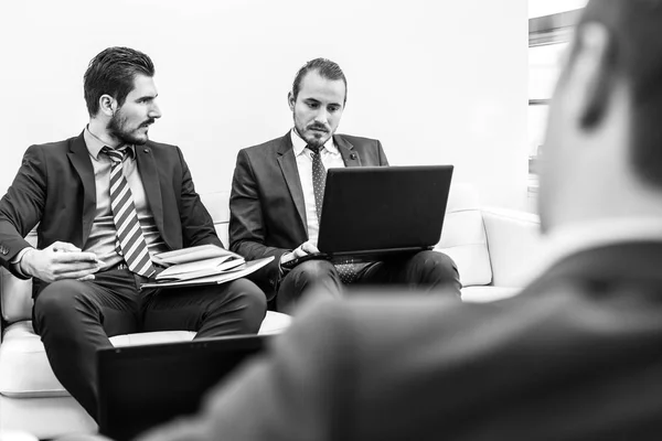 Vállalati üzleti csapat és menedzser az üzleti találkozón. — Stock Fotó