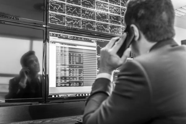 Stock trader looking at market data on computer screens. — Stock Photo, Image