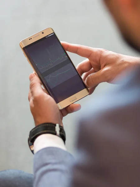 Primer plano del hombre de negocios utilizando el teléfono inteligente móvil. — Foto de Stock