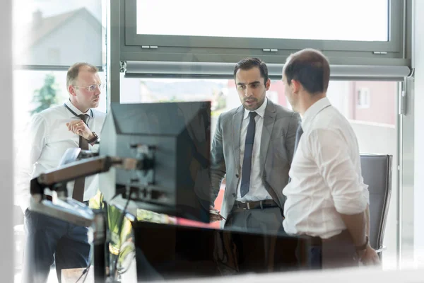 Företagsånga som arbetar på modernt kontor. — Stockfoto