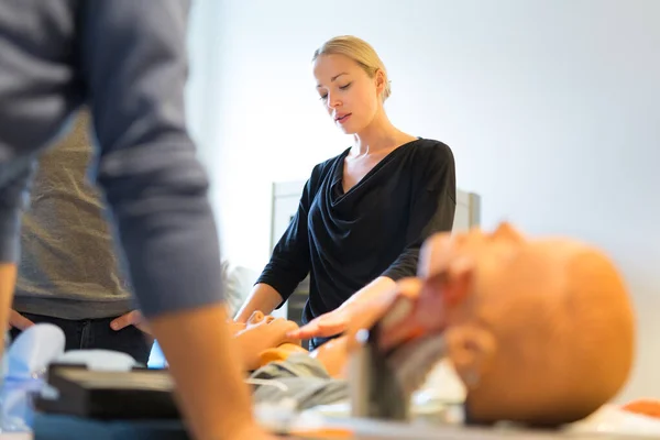 Medische arts specialist weergeven van de methode van patiënt intubatie op handen op medische opleiding en workshop. Deelnemers die nieuwe medische procedures en technieken leren. — Stockfoto