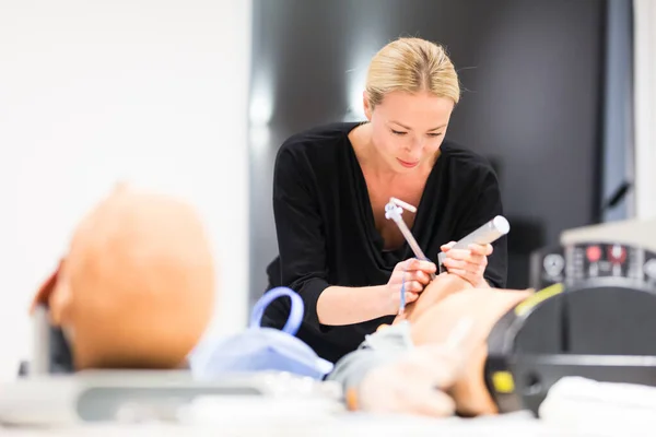 Médico médico especialista experto que muestra el método de la técnica de intubación del paciente en las manos en la formación y taller de educación médica — Foto de Stock