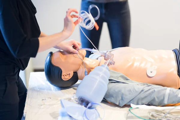 Arzt Spezialist zeigt Methode der Patienten-Intubationstechnologie an Händen auf medizinische Ausbildung und Werkstatt — Stockfoto