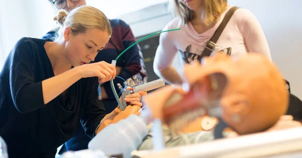 Arzt Spezialist zeigt Methode der Patienten-Intubationstechnologie an Händen auf medizinische Ausbildung und Werkstatt — Stockfoto