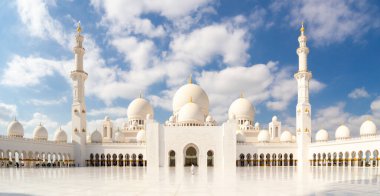 Birleşik Arap Emirlikleri 'nin başkenti Abu Dabi' deki Şeyh Zayed Büyük Camii.