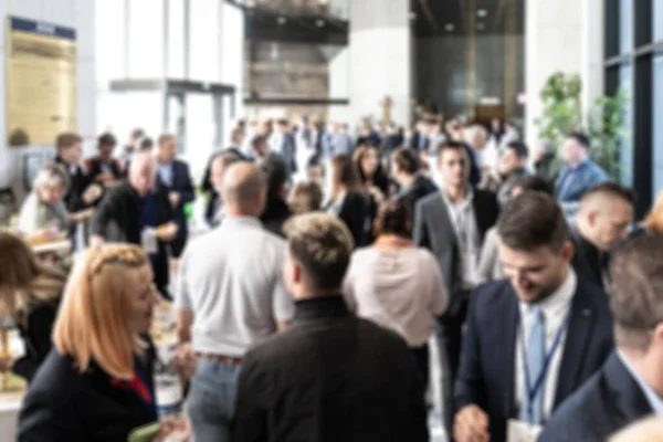 Resumen borrosa foto de gente de negocios socializando durante la pausa para comer banquete en la reunión de negocios, conferencia o evento —  Fotos de Stock