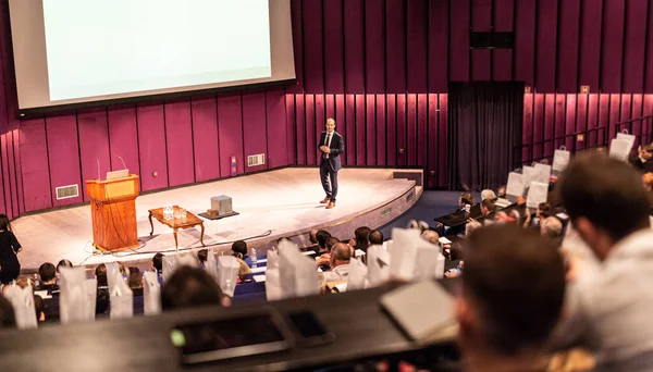 Spreker geeft presentatie over zakelijke conferentie evenement. — Stockfoto