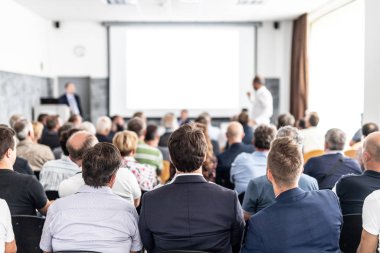 Benim bir sorum var. Bir grup iş adamı konferans salonunda oturuyor. İş adamı kolunu kaldırıyor. Konferans ve Sunum. İş ve Girişimcilik