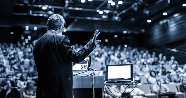 Orador público dando palestra no evento de negócios. — Fotografia de Stock