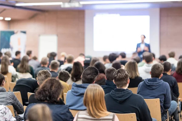 Business speaker geeft een lezing op business conference event. — Stockfoto