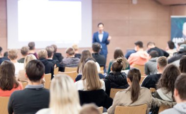 İş konuşmacısı iş konferansında konuşma yapacak..