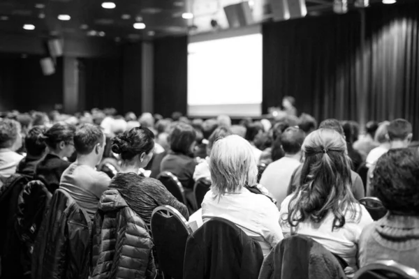 Bilimsel iş konferansına katılan konferans salonundaki izleyiciler. — Stok fotoğraf