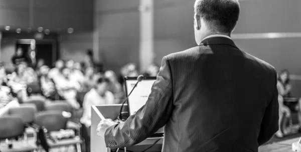 Orador público dando palestra no evento de negócios. — Fotografia de Stock