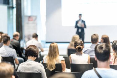 Erkek iş konuşmacısı iş konferansında bir konuşma yapıyor.