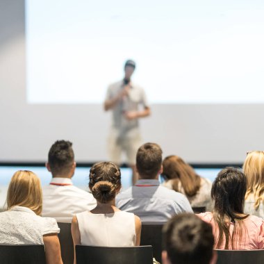 Erkek iş konuşmacısı iş konferansında bir konuşma yapıyor.