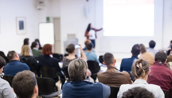 Kvinna ger presentation på konferens workshop. — Stockfoto