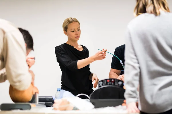 Médecin spécialiste expert affichant la méthode d'intubation du patient technique sur les mains sur la formation médicale et atelier — Photo