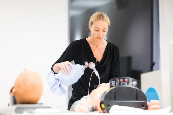 Médico médico especialista experto que muestra el método de la técnica de intubación del paciente en las manos en la formación y taller de educación médica — Foto de Stock