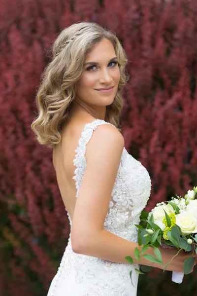 結婚式ウェディング花束を保持する白いドレスの美しい花嫁. — ストック写真