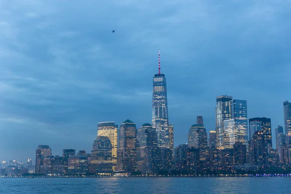 Blick auf den unteren Manhattan von der Ellis-Insel in der Abenddämmerung, New York City. — Stockfoto