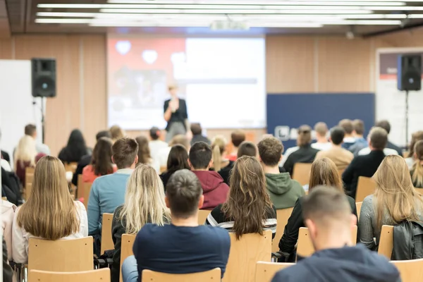 Conférencière lors d'une conférence d'affaires. — Photo