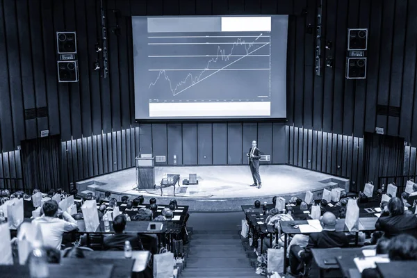 Talare med presentation om företagskonferensens evenemang. — Stockfoto
