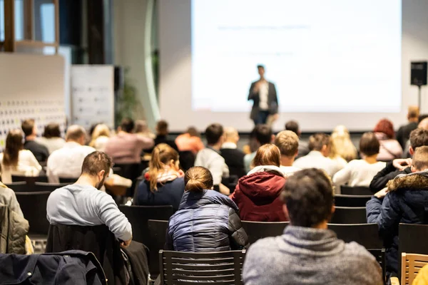 Üzleti előadó előadást tart az üzleti konferencián. — Stock Fotó