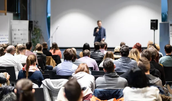 Obchodní mluvčí přednáší na obchodní konferenci. — Stock fotografie