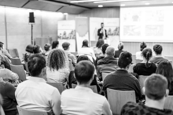 Ponente de negocios dando una charla en un evento de conferencia de negocios. — Foto de Stock
