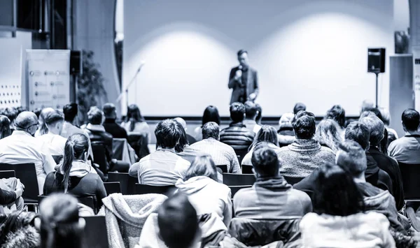 Conférencier masculin donnant une présentation sur un événement de conférence d'affaires . — Photo