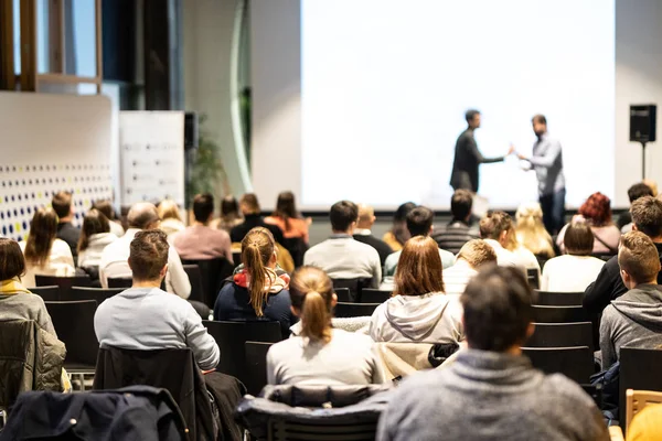 Ponentes de negocios dando una charla en un evento de conferencia de negocios . — Foto de Stock