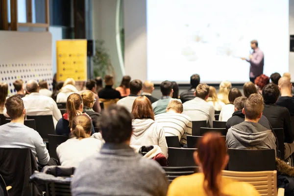 Prelegent biznesowy przemawiający na konferencji biznesowej. — Zdjęcie stockowe