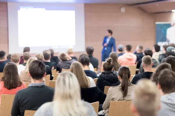 Relatore d'affari che tiene un discorso all'evento della conferenza d'affari. — Foto Stock