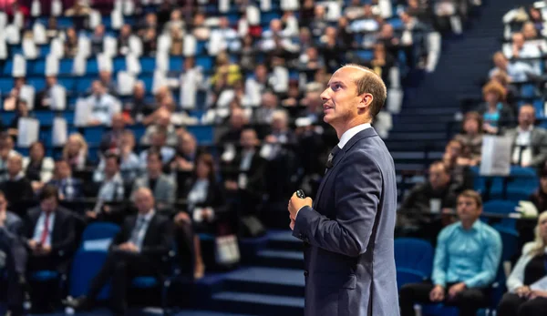 Public speaker giving talk at Business Event. — Stock Photo, Image