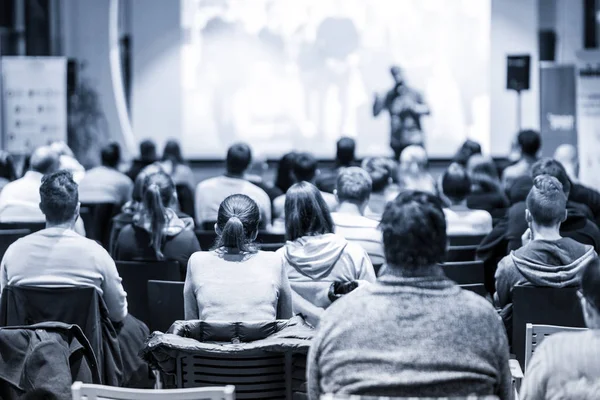 Mannelijke publieke spreker geven presentatie over zakelijke conferentie evenement. — Stockfoto