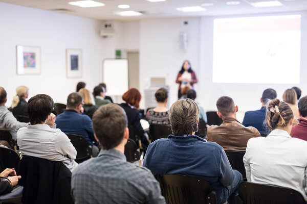 Презентация женщины на семинаре бизнес-конференции.