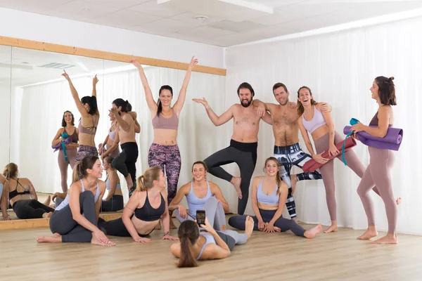 Grupa młodych autentyczne prawdziwe sportowe atrakcyjne ludzi w studio jogi zabawy relaksujące i towarzyskie po gorącej lekcji jogi. Zdrowy aktywny tryb życia, ćwiczenie na siłowni — Zdjęcie stockowe