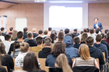 İş konuşmacısı iş konferansında konuşma yapacak..