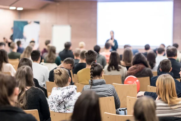 Orador dando presentación en sala de conferencias en la universidad — Foto de Stock