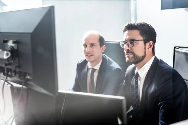 Equipo de negocios analizando datos en reuniones de negocios en oficinas corporativas modernas. — Foto de Stock