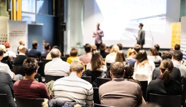 İş konuşmacısı iş konferansında konuşma yapacak..
