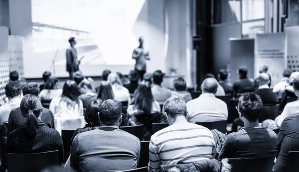 Mannelijke publieke spreker geven presentatie over zakelijke conferentie evenement. — Stockfoto