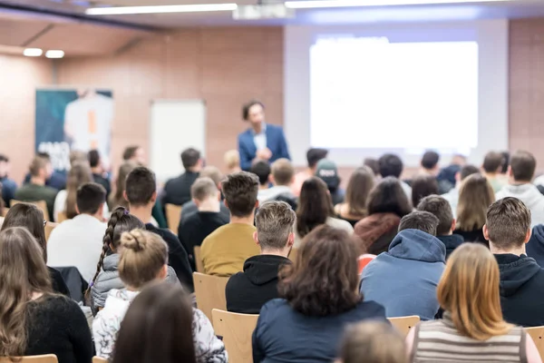 Relatore d'affari che tiene un discorso all'evento della conferenza d'affari. — Foto Stock