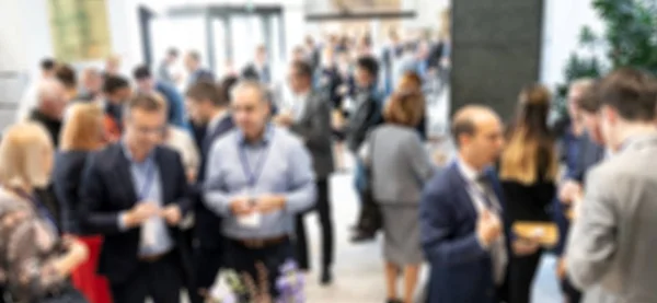 Abstraktes blaues Foto von Geschäftsleuten, die sich während der Mittagspause bei Geschäftstreffen, Konferenzen oder Veranstaltungen treffen — Stockfoto