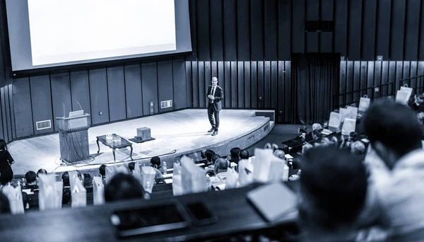 Relatore che presenta l'evento della conferenza di business. — Foto Stock