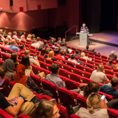İş konuşmacısı iş konferansında konuşma yapacak..